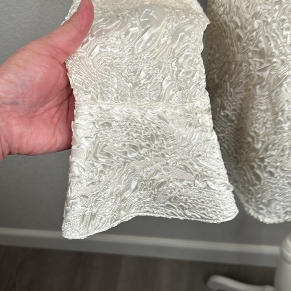 Essentials by Milano Cream Satin Crushed Button Down Top Size Large New with tag - Picture 3 of 8